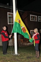 Kilvan viirinn nosto Pohjois-karjalan ajokoirayhdistyksen puheenjohtaja Martti Karvinen ja sihteeri Kaisu- Leena Sumala