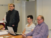 Esko Suhonen esitelmöi mm. Pevisasta