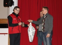 Luopuvaa yhdistyksen puheenjohtajaa Martti karvista kukitetaan