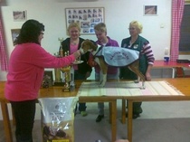 Moona voiton kakkua syömässä