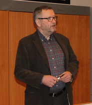 Yhdistyksen puheenjohtaja Raimo Peltonen avaa kokouksen