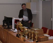 Yhdistyksen puheenjohtaja Raimo Peltonen avaa kokouksen