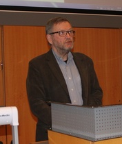 Puheenjohtaja avaa kokouksen